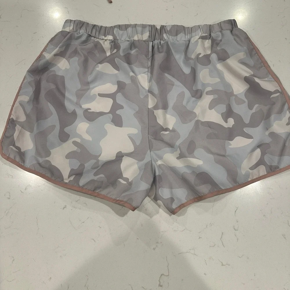 April Kiss Los Angeles Womens Camo Dolphin Shorts Grey Pink Trim Large